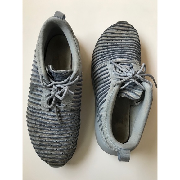 Nike Women’s Gray Roshe Two Fly Knit Running Training Sneakers Size 8 - Picture 3 of 9